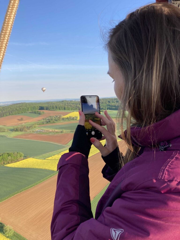 Person mit langen braunen Haaren bei einer Ballonfahrt im Main-Kinzig-Kreis