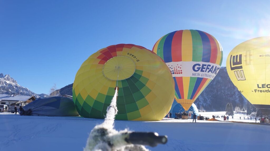 CBT-Sports Ballon am Boden mit Seil und Hand im Anschnitt