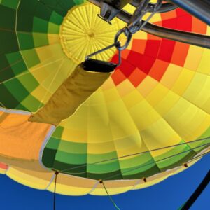 Ballonfahrt exklusiv mit Blick auf gelben Ballon vom Korb aus