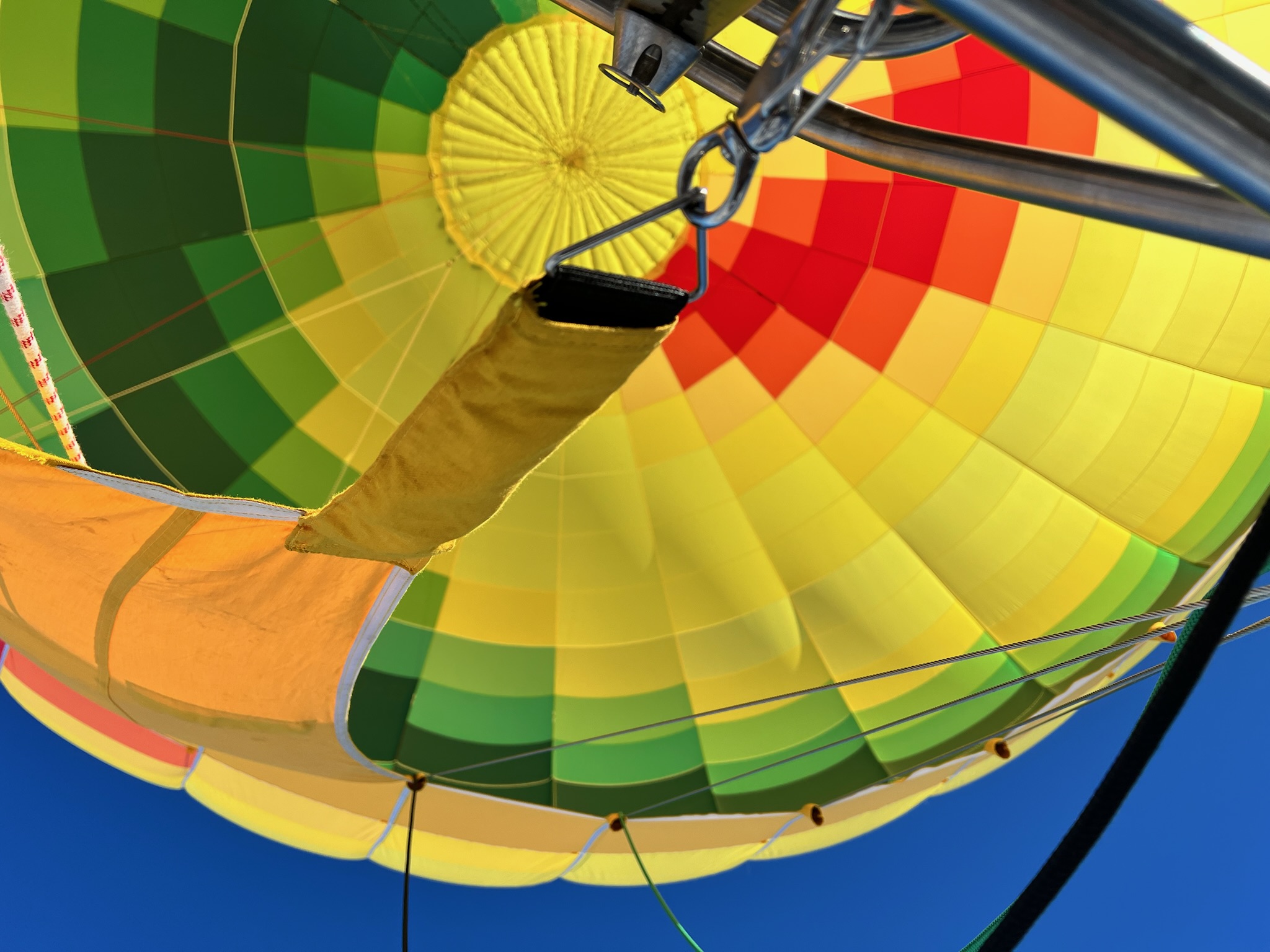 Ballonfahrt exklusiv mit Blick auf gelben Ballon vom Korb aus