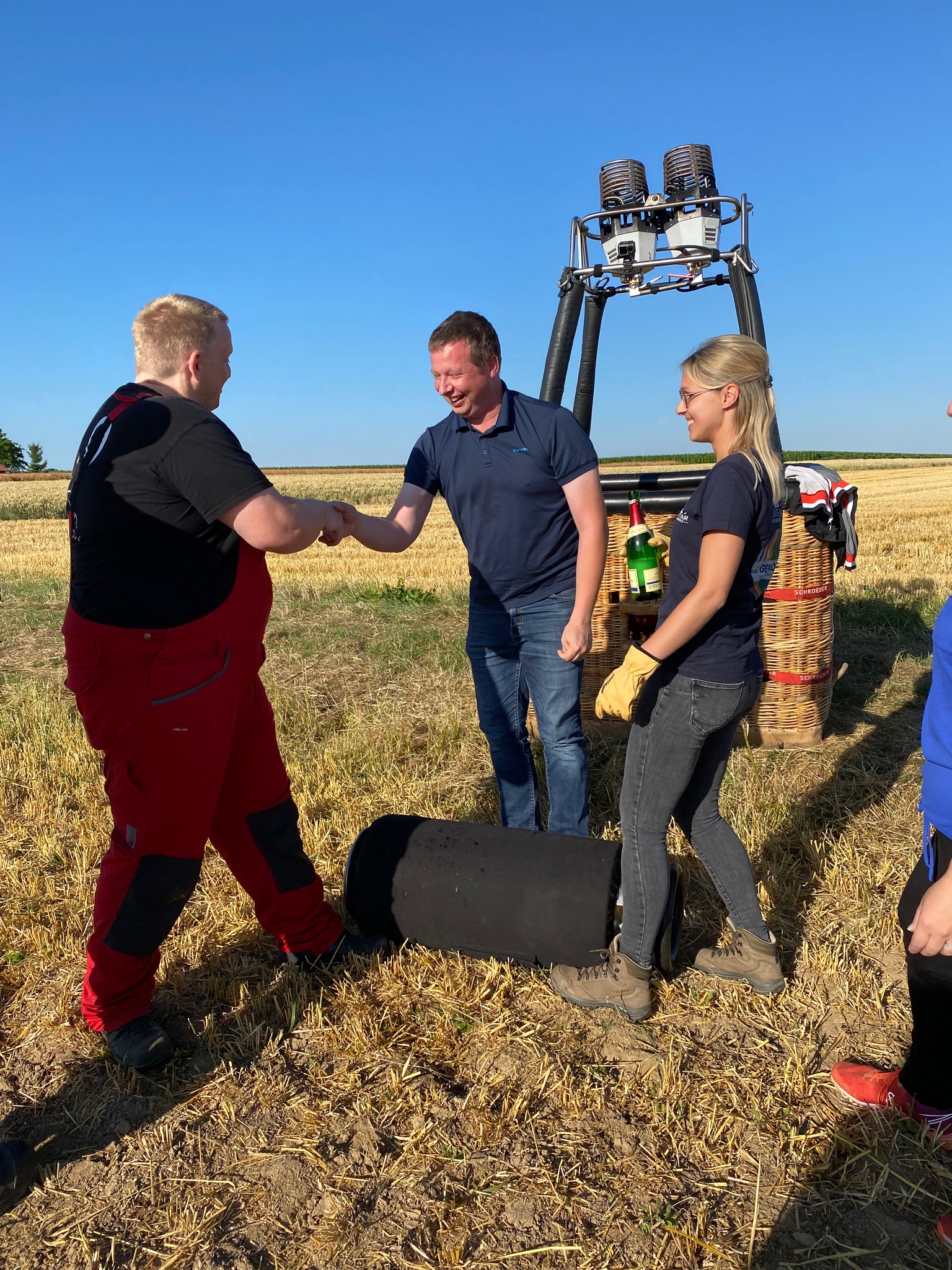 Gäste nach der Landung bei der Ballonfahrt Taufe