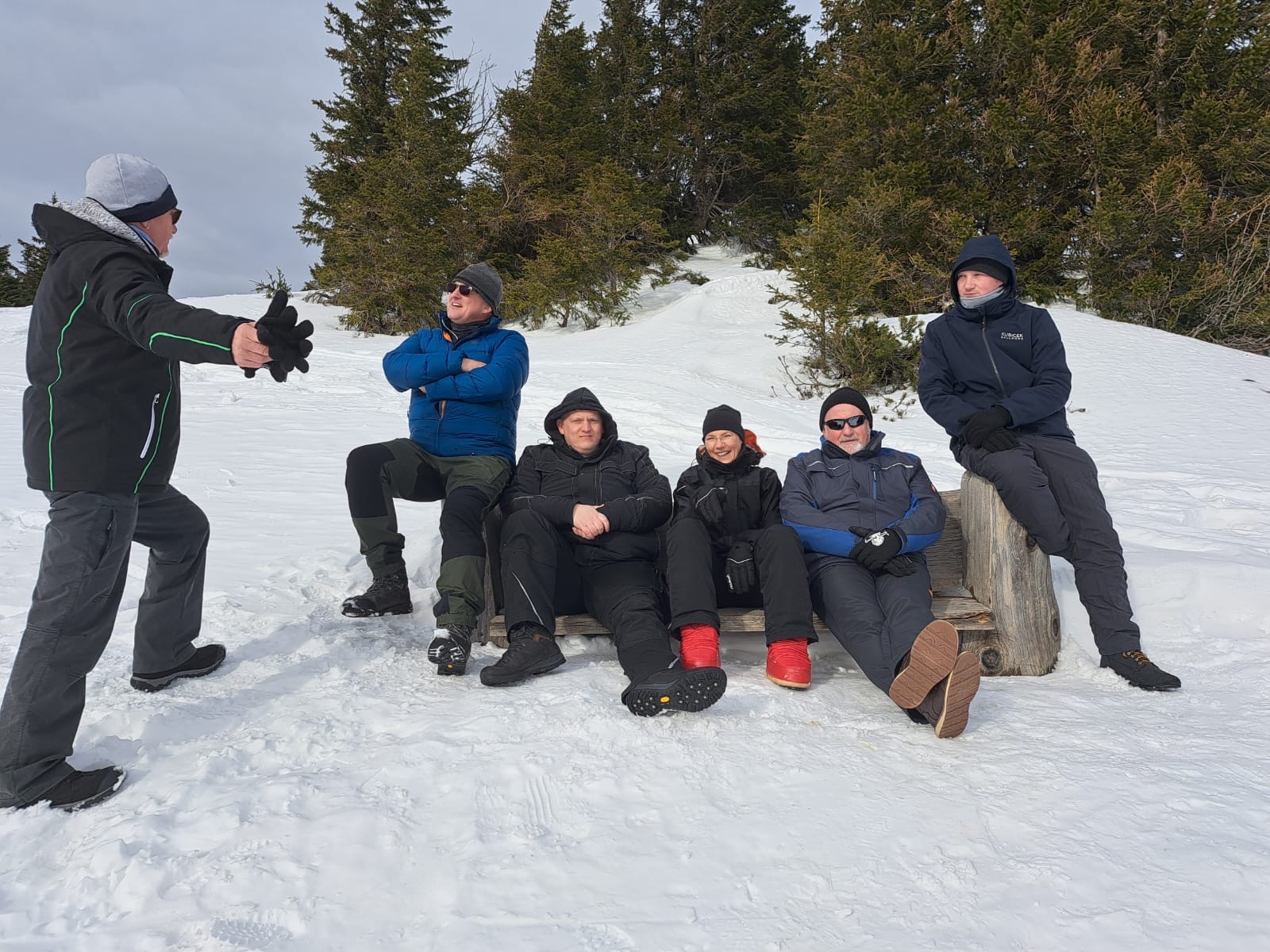 CBT Team auf einer Bank im Schnee